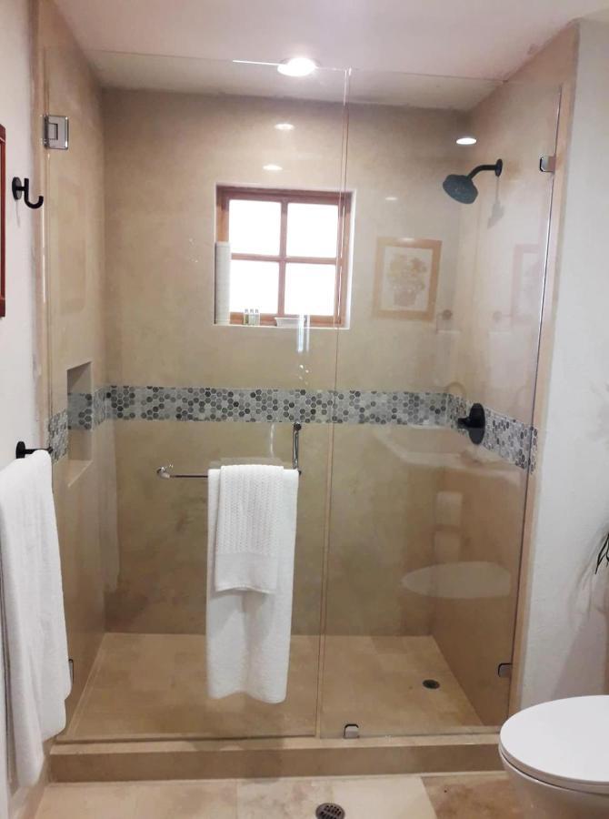 Apartahotel Gorgeous In Cabo With Ocean And Lands End View, Private Swimmable Beach, Pools, Sleeps 8