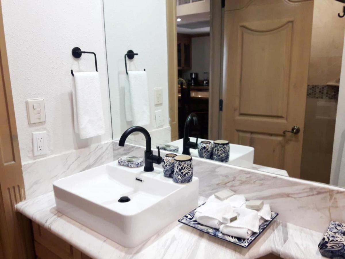 Apartahotel Gorgeous In Cabo With Ocean And Lands End View, Private Swimmable Beach, Pools, Sleeps 8 *