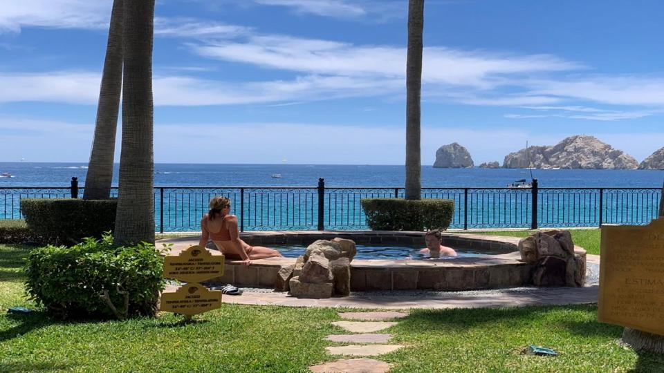Gorgeous In Cabo With Ocean And Lands End View, Private Swimmable Beach, Pools, Sleeps 8 Apartahotel