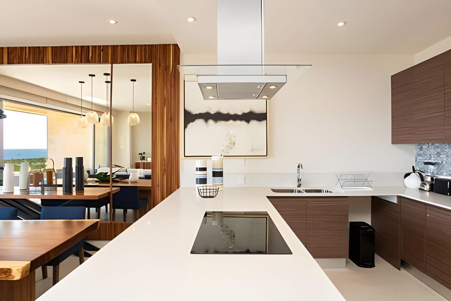 Beautiful Contemporary, Arch And Ocean View Condo.